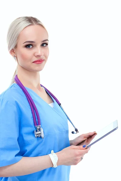 Médico femenino usando una tableta digital y de pie sobre fondo blanco. Mujeres doctores. —  Fotos de Stock