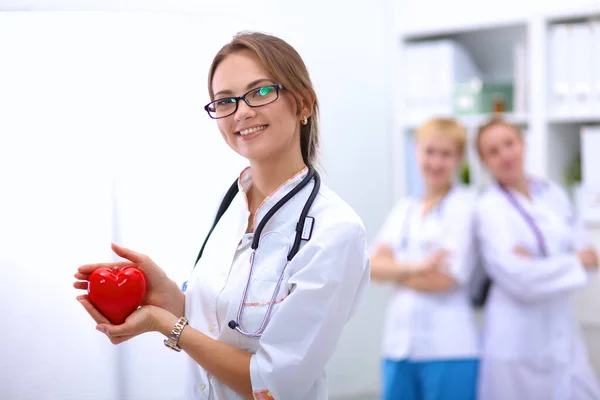 Lekarz ze stetoskopem trzymającym serce — Zdjęcie stockowe