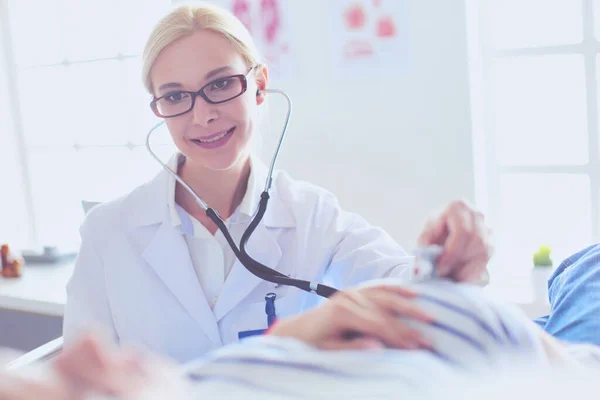 Doctor and patient discussing something while sitting at the table . Medicine and health care concept — Stock Photo, Image