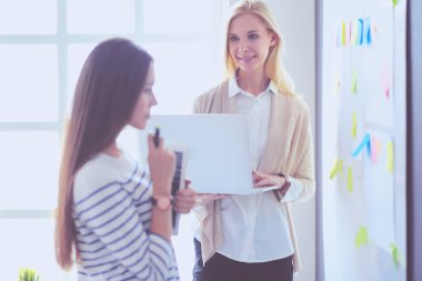 Hastanede doktorla gülümseyen güzel bir hamile kadın.