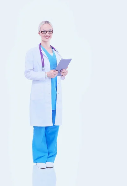 Kvinna läkare med en digital tablett och står på vit bakgrund. Kvinnliga läkare. — Stockfoto