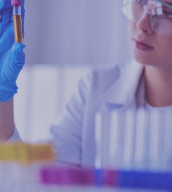 Laboratuvar asistanı bir kan örneğini analiz ediyor.