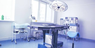 Modern klinikte ameliyat odasının önünde.