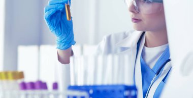 Laboratuvar asistanı bir kan örneğini analiz ediyor.