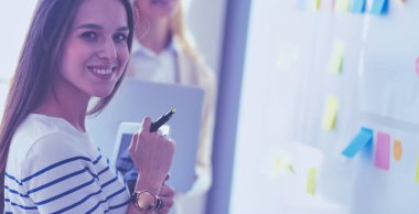 Hastanede doktorla gülümseyen güzel bir hamile kadın.