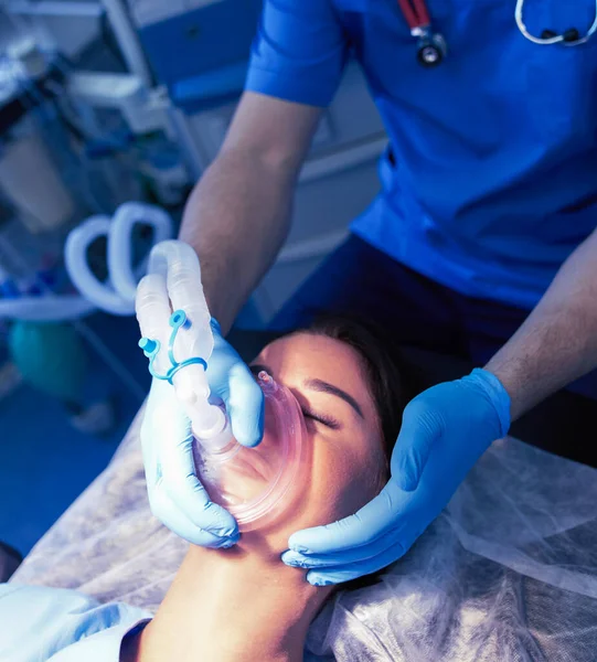 Muž chirurg v práci na operačním sále — Stock fotografie