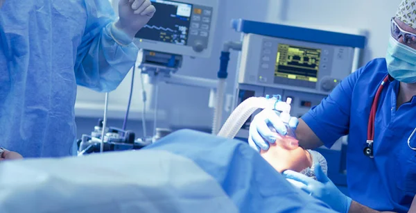 Man surgeon at work in operating room — Stock Photo, Image