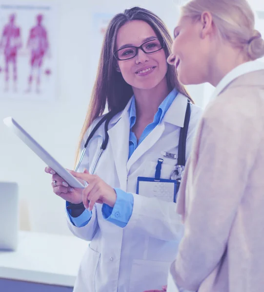 Dokter en patiënt bespreken iets terwijl ze aan tafel zitten. Begrip "geneeskunde en gezondheidszorg" — Stockfoto