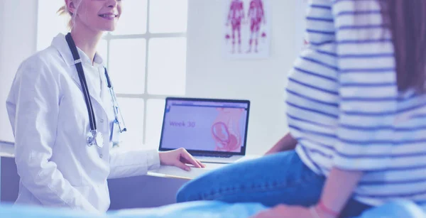 Beautiful smiling pregnant woman with the doctor at hospital — Stock Photo, Image