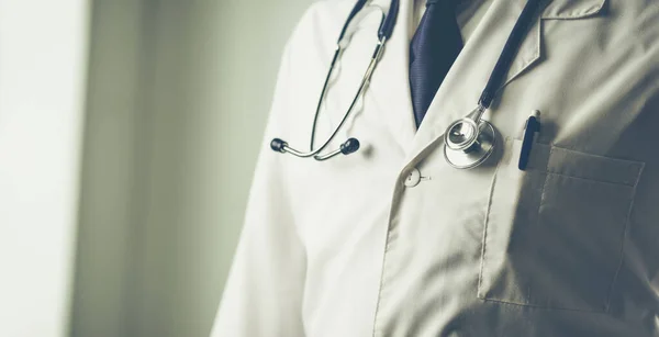 Junge und selbstbewusste männliche Ärztin steht in Arztpraxis — Stockfoto
