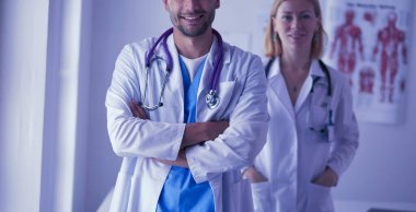 Yakışıklı doktor genç bayan doktorla konuşuyor ve...