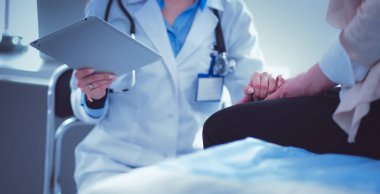 Doktor ve hasta masada otururken bir şey tartışıyorlar. İlaç ve sağlık hizmetleri kavramı