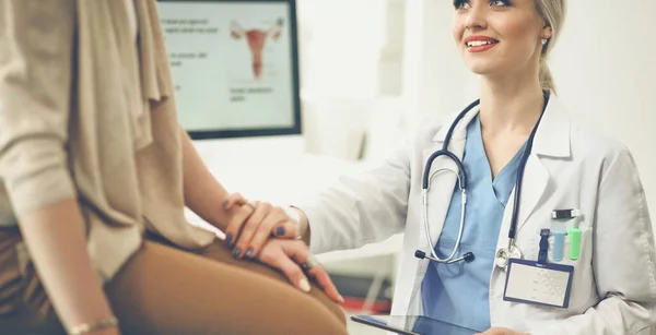 Médico e paciente discutindo algo enquanto se senta na mesa. Conceito de medicina e cuidados de saúde. Médico e paciente — Fotografia de Stock