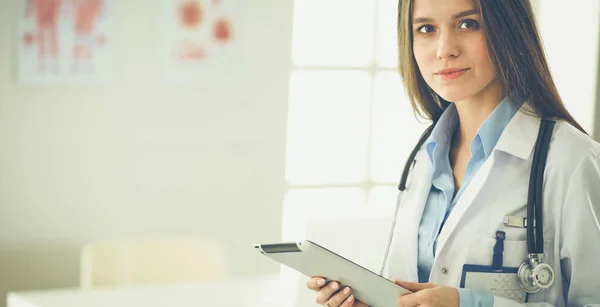 Médico femenino usando tableta en el vestíbulo del hospital — Foto de Stock