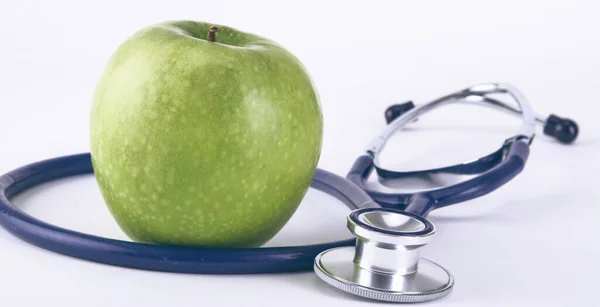 Stéthoscope médical et pomme isolés sur fond blanc — Photo