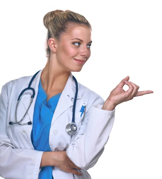 Giovane donna medico con stetoscopio mostrando qualcosa, isolato su sfondo bianco — Foto Stock