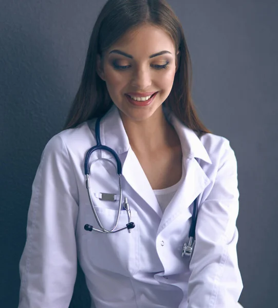 Ärztin arbeitet sitzend auf grauem Hintergrund — Stockfoto