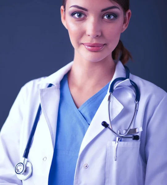 Ärztin mit Stethoskop isoliert auf grauem Hintergrund — Stockfoto