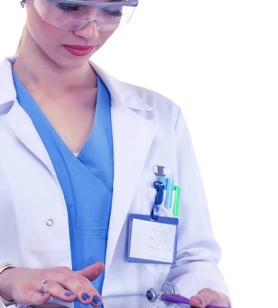デジタルタブレットを使用して白い背景に立っている女性医師。女性医師. — ストック写真