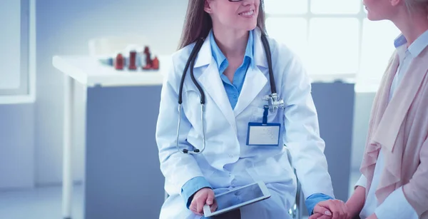 Dokter en patiënt bespreken iets terwijl ze aan tafel zitten. Begrip "geneeskunde en gezondheidszorg" — Stockfoto