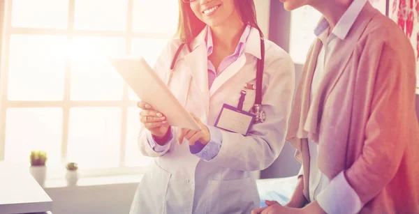 Doctor y paciente discutiendo algo mientras están sentados en la mesa. Concepto de medicina y salud —  Fotos de Stock