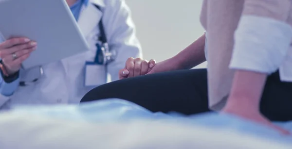 Dokter en patiënt bespreken iets terwijl ze aan tafel zitten. Begrip "geneeskunde en gezondheidszorg" — Stockfoto