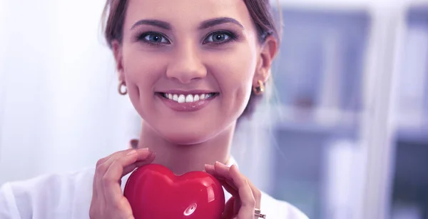 Médico con estetoscopio que sostiene el corazón, aislado sobre fondo blanco —  Fotos de Stock