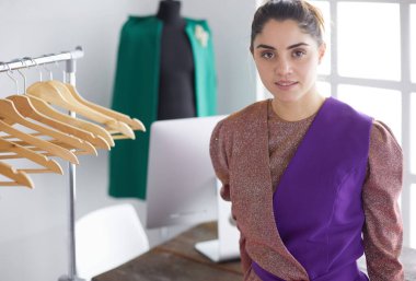 Askıları olan güzel bir stilist.