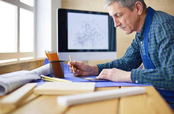 Architect werkt aan tekentafel in kantoor — Stockfoto