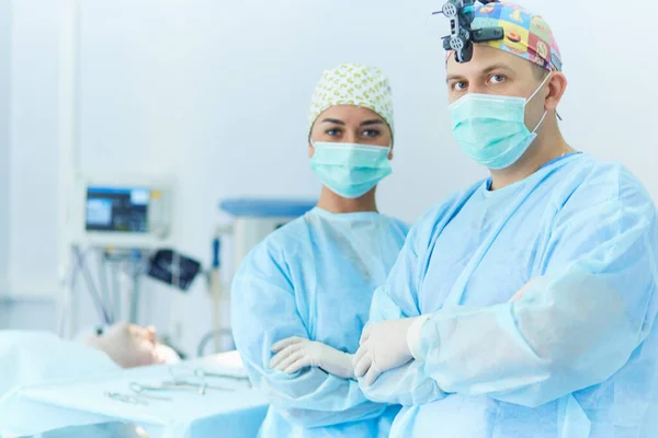 Mężczyzna chirurg na tle w sali operacyjnej — Zdjęcie stockowe