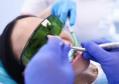 Diş hekimi ve diş hekimlerindeki hasta.