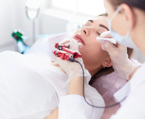 Een jong meisje met rode lippen permanente make-up, micropigmentatie — Stockfoto