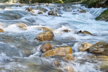 Hızlı bir nehirde durgun su