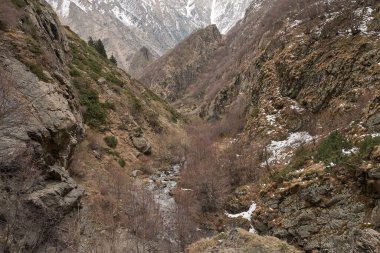 Kafkasların yüksek dağlarında.