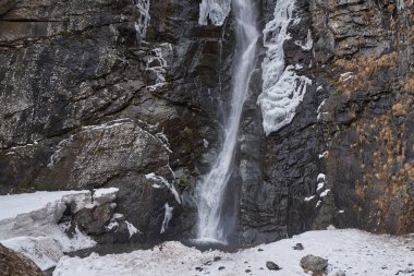 Kafkasların dağlarında şelale