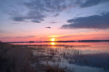 Gölde renkli bir gün batımı