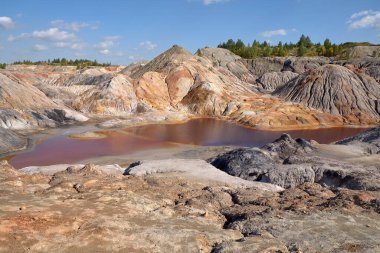 Mavi gökyüzü ve bulutlu dağ manzarası