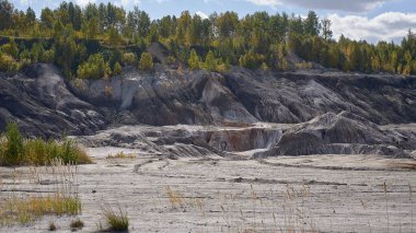 Mavi gökyüzü olan dağ manzarası