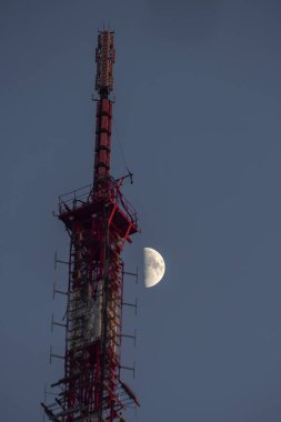 TV kulesinin arka planında ay var