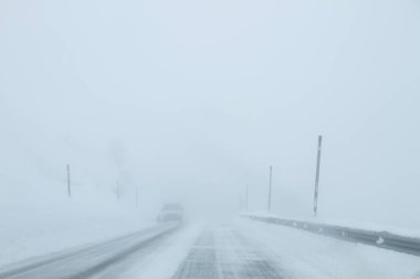 Kışın yol karla kaplı