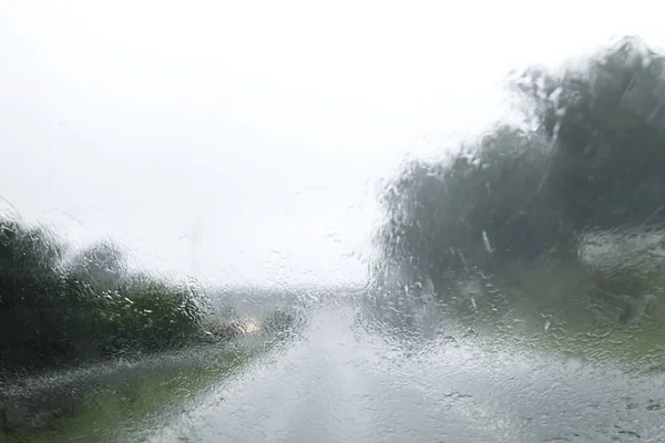 Fahren unter dem Regen — Stockfoto