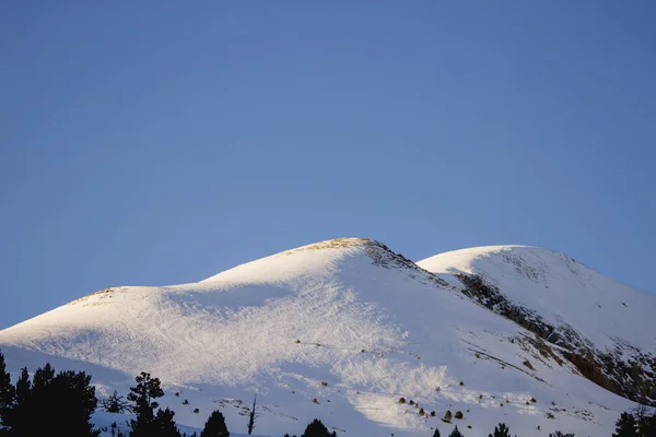 Weiße Berge bedeckt von Schnee und blauem Himmel Hintergrund — Stockfoto