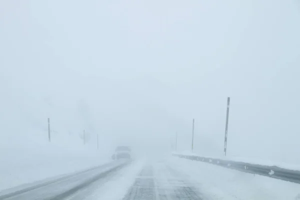 Kışın yol karla kaplı — Stok fotoğraf