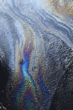 Asfaltta yağ lekesi, soyut arkaplan 