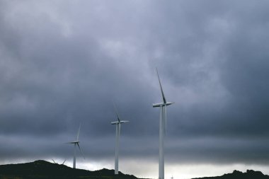 fırtınalı gökyüzü Rüzgar türbinleri