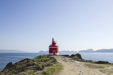 Cape, Pontevedra, Galiçya, İspanya 'daki kırmızı deniz feneri.