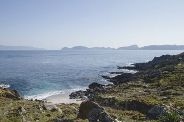 Cabo Home, Galicia, Spaiin 'deki Cies Adaları manzaralı manzara