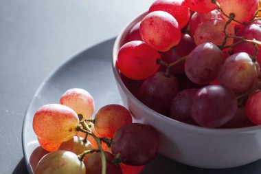 Bir kase taze pembe üzüm. 