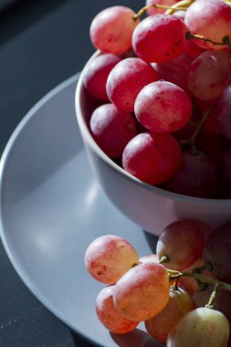 Bir kase taze pembe üzüm. 