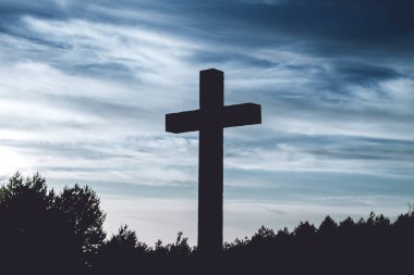 Hıristiyan haçı ve mavi gökyüzü